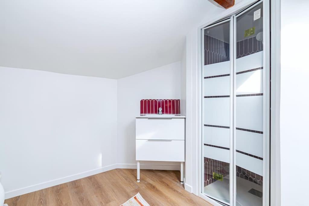 Appartement Lumineux A 5 Minutes De La Capitale Bagnolet Luaran gambar
